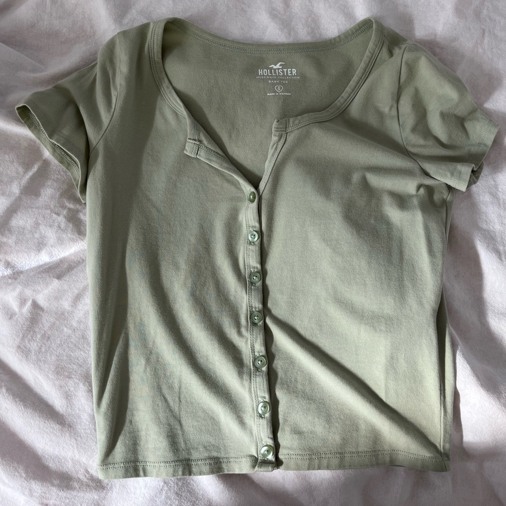 HOLLISTER LIGHT GREEN BABY BUTTON TEE